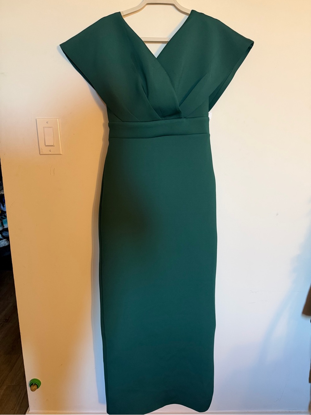 Sleek Emerald Green Maxi Dress with V-Neck Waistband